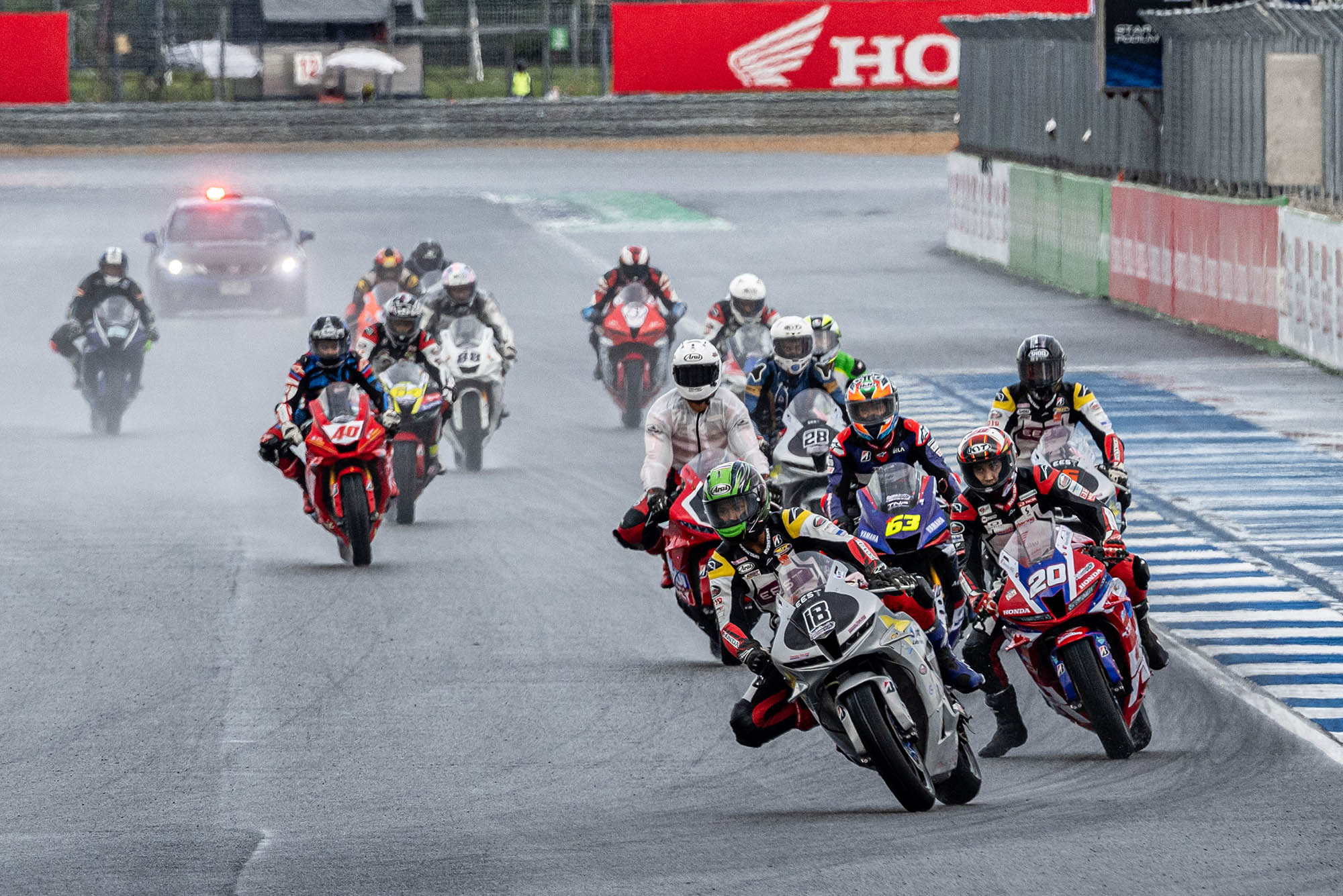 เกมพลิก!  NEXZTER BRIC Superbike แลกกันสุดมันส์ “อนุชา” โชว์เก๋า ซิ่งแทร็กฝนคว้าชัยรุ่นใหญ่เปิดหัวฤดูกาล